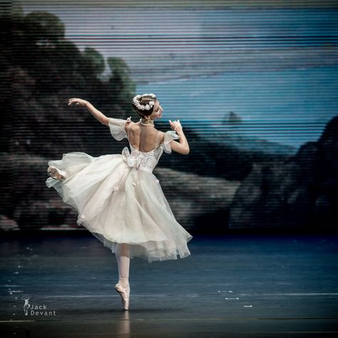 Anna Tikhomirova and Artem Ovcharenko in La Sylphide pdd Kremlin Palace, La Sylphide, Stretching For Beginners, Increasing Flexibility, Ballet Aesthetic, Ballet Dancing, Ballet Pictures, Ballet Beauty, Yoga Kurse