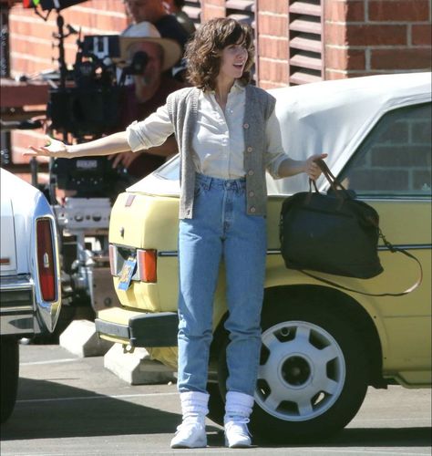 While You Were Sleeping Outfits, Nancy Wheeler Inspired Outfits, Nancy Wheeler Outfit Inspiration, 80s Movie Outfits, Nancy Wheeler Outfit, All Jeans Outfit, Period Outfits, Sleeping Outfits, 80s Fashion Women