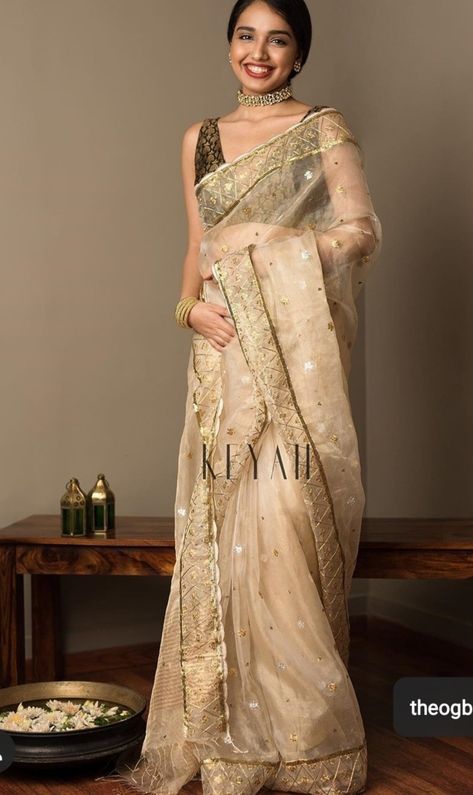 Cream Saree Combination, Cream Colour Saree, Pastel Saree, Cocktail Sarees, Farewell Saree, Reception Couple, Cream Saree, Saree Styling, Engagement Saree