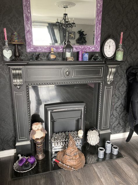 Gothic inspiration black fireplace Gothic Inspiration, End Terrace House, Black Fireplace, Bohemian Kitchen, B Fashion, Terrace House, Sweet Home, Fireplace, Black