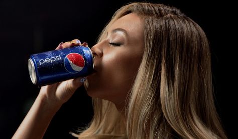 Pepsi/King Bey has finally revealed the title of her new single "Grown Woman". The official wrold premeire is 4/8/2013 Pepsi Commercial, Beyonce Gif, Cola Wars, Pepsi Ad, Cola Drinks, Drinks Logo, Beyonce Queen, Pepsi Cola, Entertainment Video