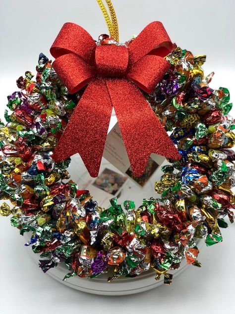 Candy Wreath Diy, Christmas Decorations Sewing, Styrofoam Art, Candy Wreath, Classic Candy, Chocolate Flowers, Candy Bouquet, Christmas Chocolate, Homemade Christmas Gifts