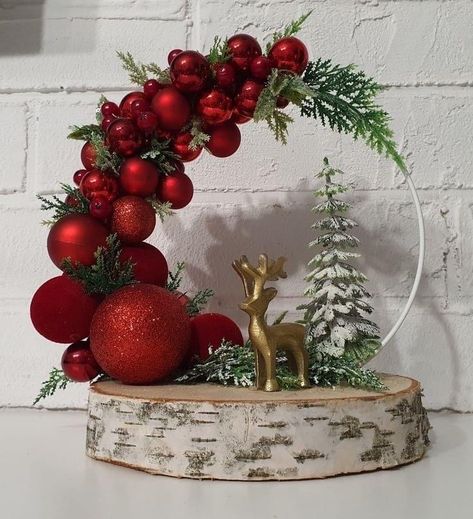 Christmas Decorations Centerpiece, Christmas Centers, Christmas Flower Arrangements, Christmas Floral Arrangements, Christmas Centerpieces Diy, Easy Christmas Decorations, Diy Christmas Decorations Easy, Christmas Arrangements, Holiday Crafts Christmas