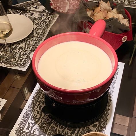 Classic Swiss Fondue Classic Cheese Fondue, Recipe With White Wine, Cheese Fondue Recipe, Dipping Bread, Swiss Fondue, Best Thanksgiving Appetizers, Best Chicken Casserole, Fondue Recipes Cheese, Emmental Cheese