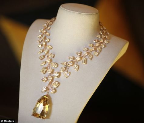 The necklace' centrepiece diamond was found by chance in a pile of mining rubble by a young girl in the Democratic Republic of Congo Expensive Necklaces, Yellow Diamond Necklace, Expensive Diamond, Diamond Necklace Designs, Expensive Jewelry, Diamond Pendant Necklace, Most Expensive, Yellow Diamond, Gold Jewelry Fashion