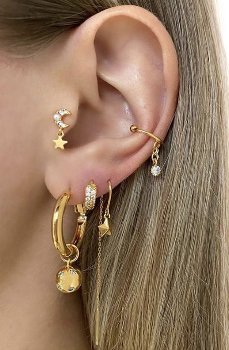 Multiple Earings Piercings, Multiple Piercings Earrings, Different Ear Piercings, Pretty Ear Piercings, Multiple Earrings, Cute Ear Piercings, Stacked Earrings, Bridal Gold Jewellery, Hand Jewelry