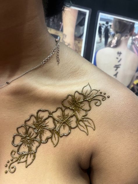 Hibiscus Henna, Shoulder Henna, Small Henna Tattoos, Small Henna Designs, Cute Henna Designs, Cute Henna Tattoos, Henna Style Tattoos, Small Henna, Flower Hibiscus