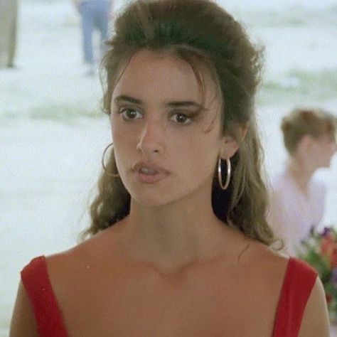 Penelope Cruz was only 18 years old when she was starred in Jamon Jamon, 1992. via @timeneverlieschico Vicky Christina Barcelona, A Serbian Film, Sunglasses Women Designer, Elegante Casual, Penelope Cruz, Film Stills, Fashion Books, Hair Looks, Pretty Woman