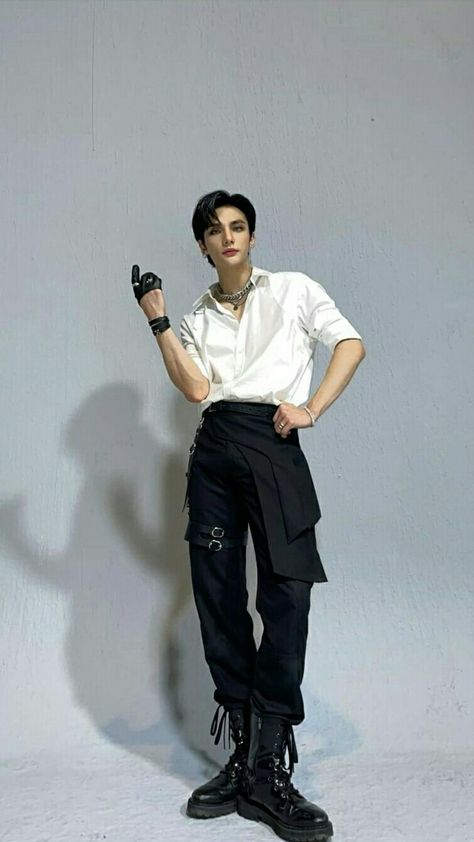 Hyunjin icon · hyunjin lq · straykids icon · 스트레이 키즈 Runstar Hike Outfit, Hyunjin Outfits, Stray Kids Fashion, Kids Stage, Stray Kids Outfits, Kpop Fashion Men, Kpop Concert Outfit, Dr Shoes, Fashion Idol