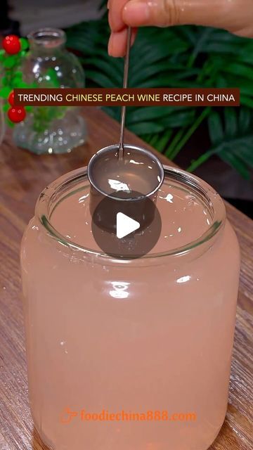 Peach Wine Recipe, Bartending 101, Fruit Drinks Recipes, Peach Wine, Peach Cocktail, Wine Recipe, Chinese Cooking Wine, Fruit Wine, Homemade Wine