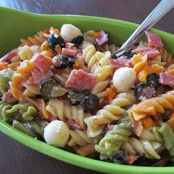 Quick italian pasta salad Pasta Salad Dressing Recipe, Sauce Spaghetti, Italian Pasta Salad, Cold Pasta Salad Recipes, Salads For A Crowd, Pasta Salad Dressing, Easy Pasta Salad Recipe, Best Pasta Salad, Salad Recipes Video