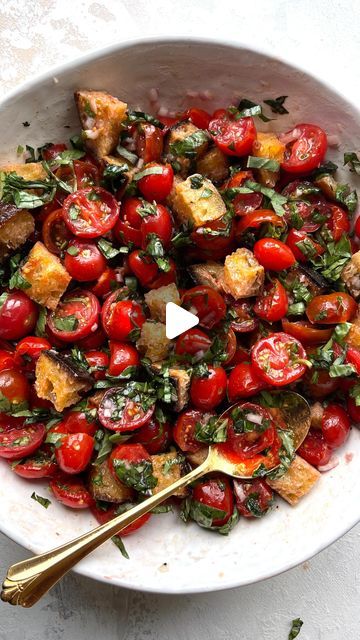 Jessica Merchant on Instagram: "it’s the best time of year to make a perfect Panzanella Salad!! 🍅 a tangy tomato vinaigrette, toasty garlicky bread, tons of fresh basil - I crave this! grab the recipe at the link in my bio! xo" Loaf Sourdough Bread, Tomato Panzanella Salad, Tomato Vinaigrette, Romaine Salad, Panzanella Salad, Warm Salad, Salad Wraps, Summer Tomato, Summer Salad