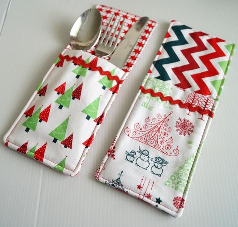 Have your dress your spoons, forks, and knives to the nines with this Cutlery Pockets Sewing Pattern. No matter what special occasion you are preparing for, easy sewing projects like this make creating sewn kitchen crafts easy, breezy, and fun. Syprosjekter For Nybegynnere, Sew Ins, Costura Diy, Beginner Sewing Projects Easy, Creation Couture, Christmas Sewing, Sewing Projects For Beginners, Diy Sewing Projects, Diy Couture