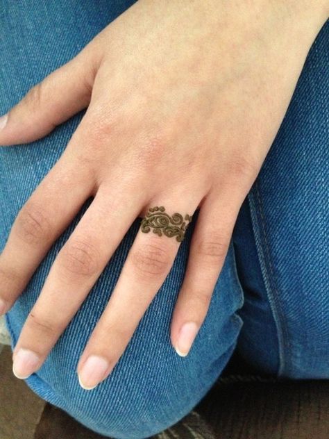 ring+finger+henna Finger Henna Designs Rings, Tatoo Ring, Tattoos Elegant, Ring Finger Tattoo, Rose Rosary, Salice Rose, Ring Tattoo Designs, Rings Tattoo, Rosary Tattoo