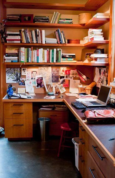 Office space in kitchen Study Table Organization, Desk Organization College, Computer Space, Small Desk Organization, Desk Organization Tips, Wooden Study Table, High Shelves, Office Corner, Study Table Designs