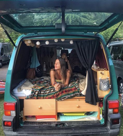 Hippie Van Life, Van Exterior, Van Life Aesthetic, Outfitinspo Style, Hawaii Aesthetic, Jimny Suzuki, Small Travel Trailers, Car Living, Camper Van Life