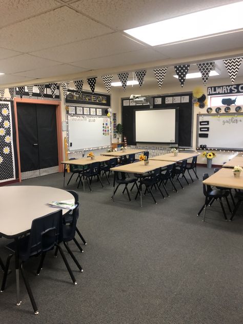 Classroom Table Arrangement, Black And White Classroom Decor, Middle School Classroom Themes, White Classroom Decor, Classroom Desk Arrangement, Black And White Classroom, Classroom Seating Arrangements, White Classroom, Teaching Classroom Decor