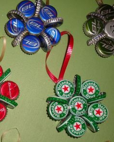 Diy Beer Gifts, Beer Bottle Diy, Beer Bottle Cap Crafts, Beer Crafts, Beer Cap Art, Bottle Top Crafts, Decorations On A Budget, Bottle Cap Projects, Simple Ornaments