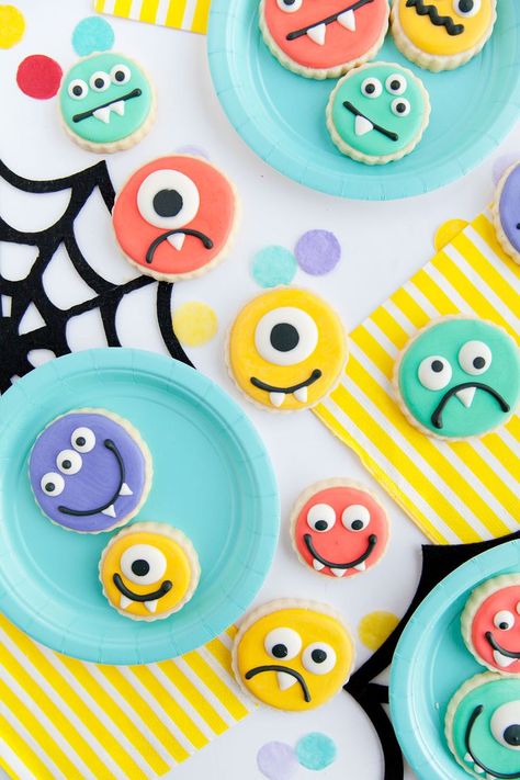 DIY-monster-cookies---Tell-Love-and-Party Biscuits Halloween, Easy Halloween Cookies, Postres Halloween, Monster Cookies Recipe, Halloween Cookie Recipes, Diy Monsters, Monster Birthday Parties, Monster Birthday, Halloween Desserts