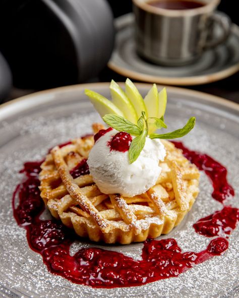 Pie served with ice cream apple slices a... | Free Photo #Freepik #freephoto #food #bakery #apple #ice Rustic Apple Pie, Apple Ice Cream, Cinnamon Apple Pie, Apple Cream, Food Bakery, Berry Sauce, Mini Apple Pies, Summer Baking, Pie Tops