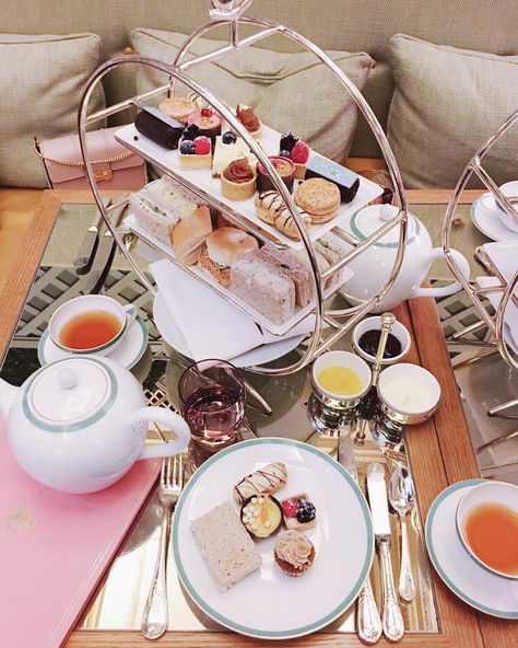 “Afternoon tea with my ladies @carly @laurentaylorcreates at The Plaza #nyc #teatime #theplaza #gmgtravels” The Plaza Nyc, Vacation Restaurants, Christmas Afternoon Tea, Apartment Deco, Palm Court, British Traditions, Nyc Christmas, Gal Meets Glam, Usa Products