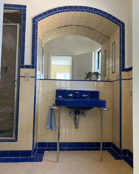 Vintage Bathroom Love on Instagram: “1930’s Spanish Style in San Francisco, CA.  Ok you all know how much I’ve been dreaming of my own Jadeite bathroom set, well this cobalt…” Cobalt Blue Bathroom, Spanish Style Decor, Willow Oak, Oak Bathroom, Retro Bathrooms, Mediterranean Home Decor, Spanish Style Home, Vintage Bathrooms, Mediterranean Home