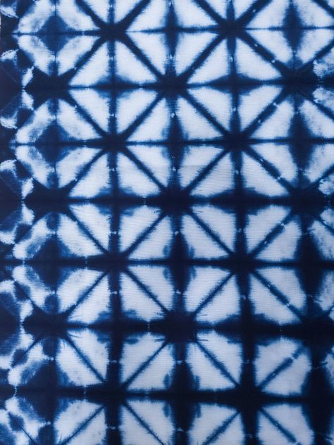 Itajime Shibori Techniques, Dye Home Decor, Arashi Shibori, Itajime Shibori, Shibori Techniques, Shibori Pattern, Natural Dye, Triangle Shape, How To Dye Fabric