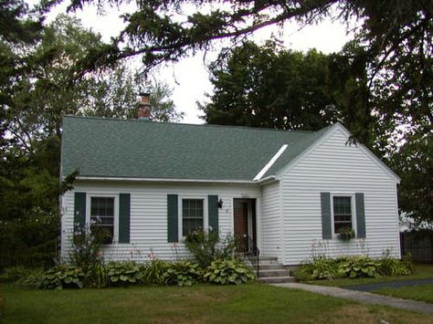 Photo of cross gabled house, simple layout, traditional windows, one story Minimal Traditional style Tiny Farmhouse Plans, Simple Ranch House Plans, House Designs Ireland, Modern Farmhouse Floorplan, Minimal Traditional, Tiny Farmhouse, Small Cottage House Plans, Small Cottage Homes, Farmhouse Floor Plans