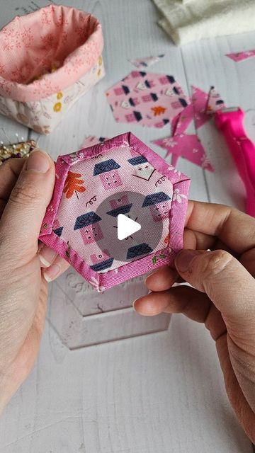 🌺ℝ𝕒𝕔𝕙𝕖𝕝 🌺 on Instagram: "I just love QAYG and I've been taking part in the 30 day challenge hosted by @daisy_and_grace ... check out yesterday's video to see that project.  use code STITCHR10 for 10% individual templates on the Daisy and Grace website (excluding US, templates are available from @missouriquiltco ) valid until April 30th. AD - Affiliate code.   #qayg #quiltasyougo #hexiequilt #scraphexies" Daisy And Grace Quilt As You Go, Hexie Quilt, Quilt As You Go, Hexagon Quilt, Day Challenge, 30 Day Challenge, Quilt Ideas, Just Love, 30 Day