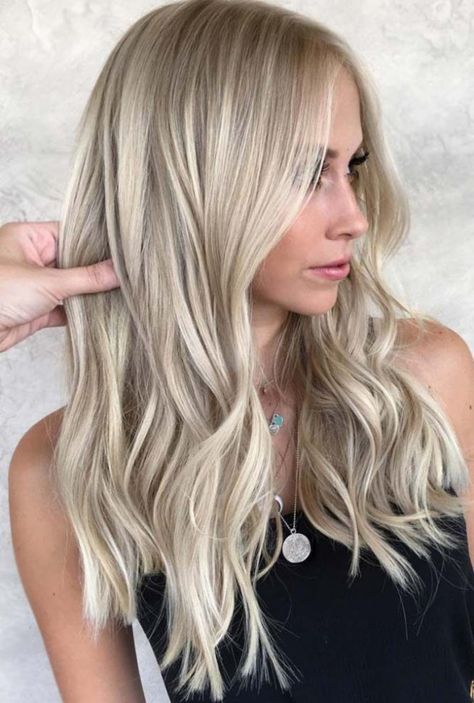 Ash blonde hair is like a dream come true, especially for babes who wish to resemble the real ice queens. Check our ideas and get inspired! Blonde Hair Lowlights, Beachy Blonde Hair, Blonde Dye, Platinum Blonde Hair Color, Blonde Layers, Pale Blonde, Hair Things, Honey Blonde Hair, Ash Blonde Hair