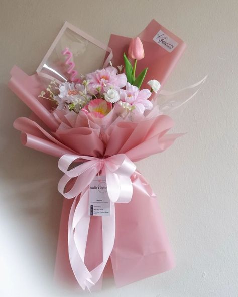 Candle Shop Display, Bucket Wisuda, Hampers Bag, Flower Bouquet Ideas, Bouquet Mothers Day, Flowers Bouquet Ideas, Graduation Flower Bouquet, Flowers Bucket, Graduation Flowers