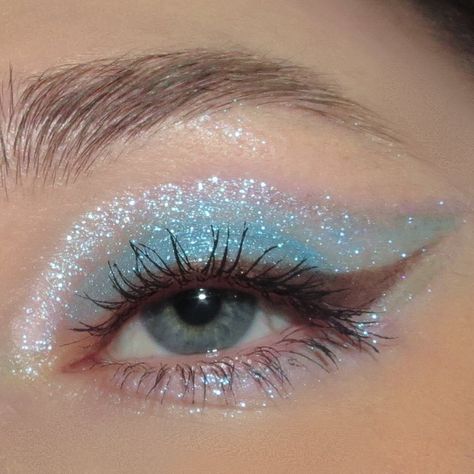 Cosmic Makeup, Blue Makeup Looks, Sparkly Makeup, Prom Eye Makeup, Glitter Eye Makeup, Loose Pigments, Eye Makeup Designs, Fairy Makeup, Dope Makeup