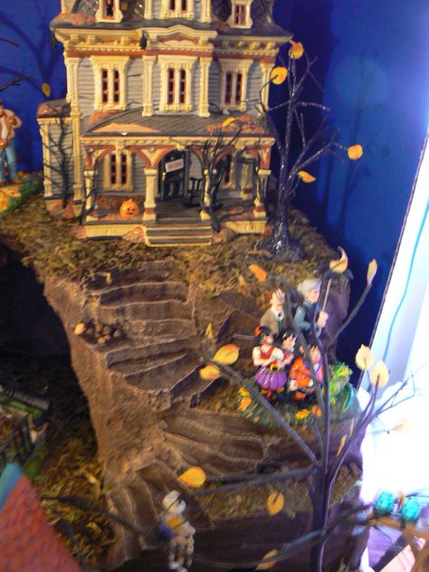 photo Diy Christmas Village Platform, Lemax Halloween Village, Spooky Town Village, Spooky Houses, Lemax Halloween, Dept 56 Halloween, Department 56 Halloween, Halloween Village Display, Fall Crafting