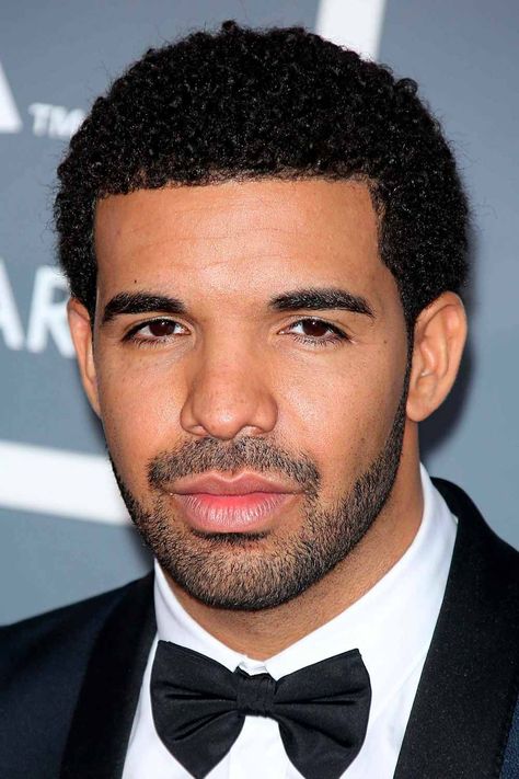 When you think of a Drake haircut, you can hardly name one only. The rapper changes his style pretty often. Among his most popular 2022 hair looks are Drake waves, a heart design, a line up and an Afro fade. Find more ideas here. #menshaircuts #menshairstyles #drake #drakehair #drakehaircut Celebs With Short Hair, Outfit 80s, 80s Hairstyles, Hairstyles Male, Fav Hairstyles, Afro Hairstyles Men, Afro Fade, 2019 Hairstyles, Korean Hairstyles