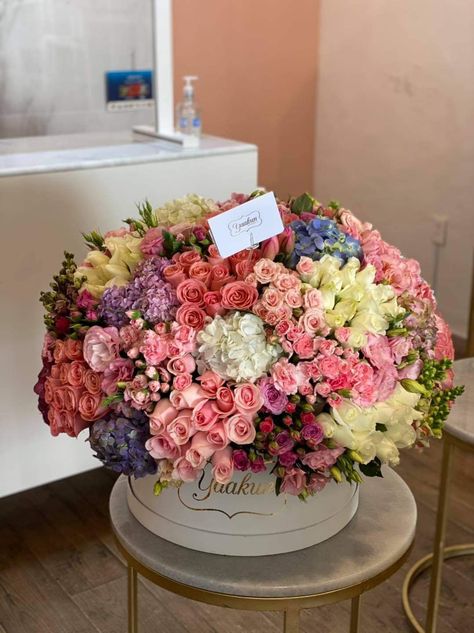 Big Flower Vase Arrangements, Expensive Flowers Bouquet, Huge Flower Bouquet, Big Flower Bouquet, Huge Bouquet Of Flowers, Box Of Flowers, Flower Boquet, Luxury Flower Bouquets, Boquette Flowers