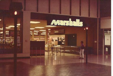 Trip to the Mall: FLASHBACK: Deerbrook Mall in Deerfield, Illinois Monroeville Mall, Old Fashioned Key, Vintage Mall, Lafayette Square, Essex Street, Pittsburgh Pa, Green Design, Shopping Center, Old Pictures