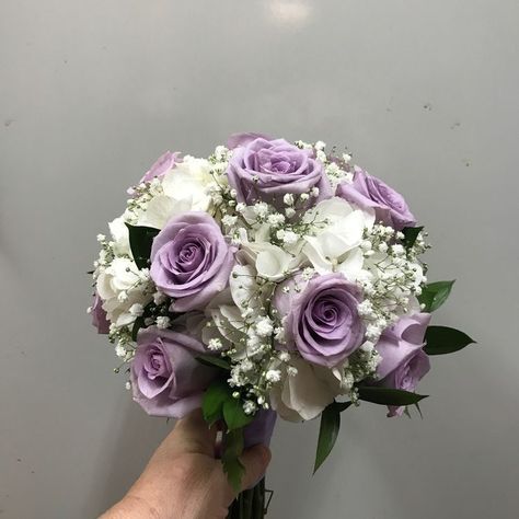 Lilac Wedding Bouquet Bridesmaid, Quince Ramos Lilac, Bridal Bouquet Purple And White, Lavender Quince Bouquet, Purple Bouquet Prom, Light Purple Prom Flowers, White And Lilac Bouquet, Light Purple Prom Bouquet, Purple Ramos For Quinceanera