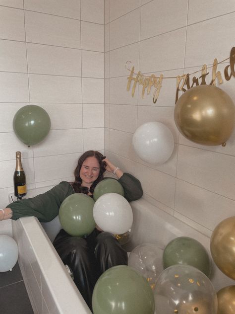 Aesthetic Birthday Party, Bathtub Pictures, Aesthetic Birthday, In The Bathtub, Vedic Art, Party Pictures, Pretty Birthday Cakes, Birthday Photoshoot, Instagram Inspo