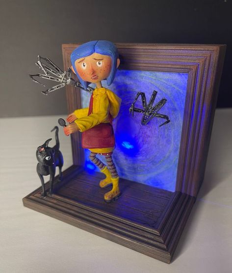 #cool #nightlight #light #cute #coraline #coralineeomundosecretoc #pinterest Coraline Sculpture, Coraline Diorama, Coraline 3d, Nightlight Lamp, Christmas Diorama, Coraline Jones, Diorama Ideas, Lamp Handmade, Broken Pieces