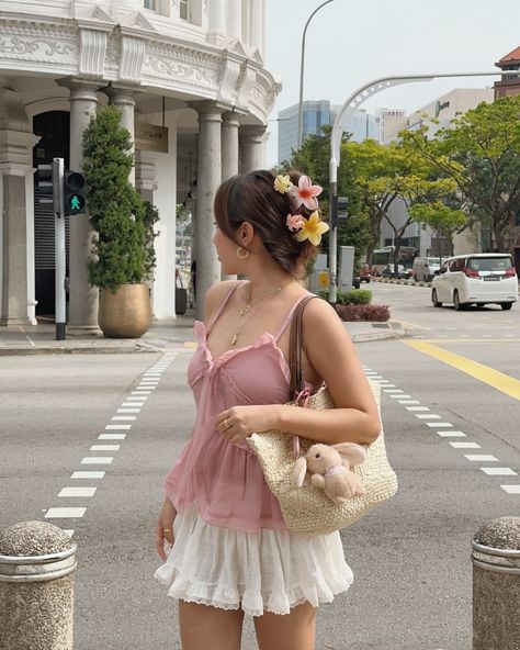 flower clips in my hair 🌸🤍🌼🍃 #flowerclip #summerhairstyles #pinterestoutfit #pinterestaesthetic #outfitinspiration #girlyoutfits #pinkoutfit #girlyaesthetic #wickerbag #summerbag Flower Aesthetic Outfits, Feminine Outfits Aesthetic, Girly Outfits Aesthetic, Girly Fashion Feminine, Pose With Flowers, Summer Dress Aesthetic, Cute Modeling Poses, Singapore Outfit, Bday Outfits