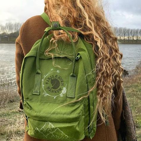 Kanken mini💛 Re Kanken, Kanken Mini, Fjällräven Kånken, Aesthetic Backpack, Granola Girl, Diy Embroidery, Cute Bags, Kanken Backpack, Fjallraven Kanken