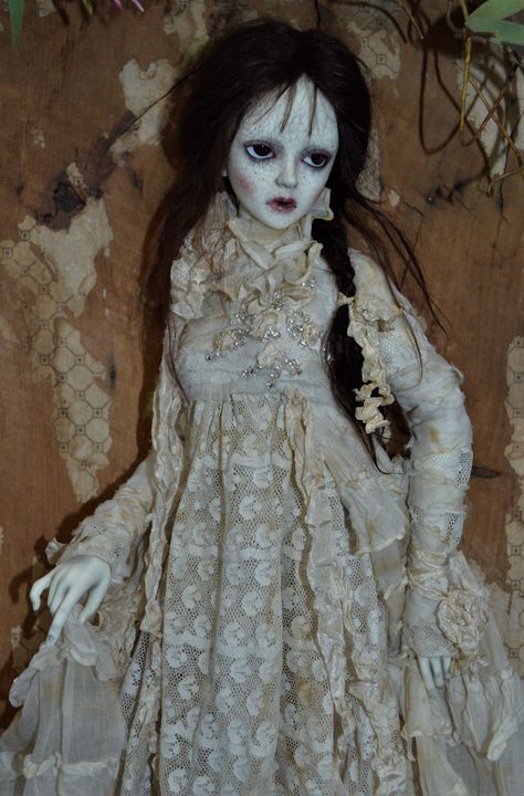 Creepy Porcelain Dolls, Spooky Dolls, Black Scene, Horror Dolls, Broken Doll, Creepy Doll, Pretty Halloween, Doll Aesthetic, Scary Dolls