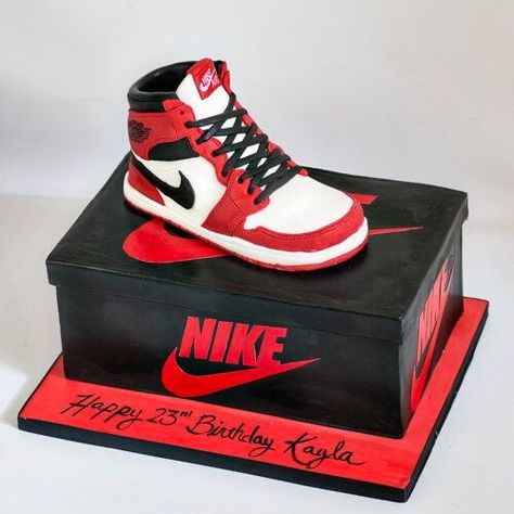 Diy Cakes For Men, Jordan 1 Cake, 16th Birthday Cake Boy, Sneaker Cake Ideas, Sneaker Ball Cake, Nike Birthday Cake, 18th Birthday Cake Boys, Nike Cake, Jordan Cake