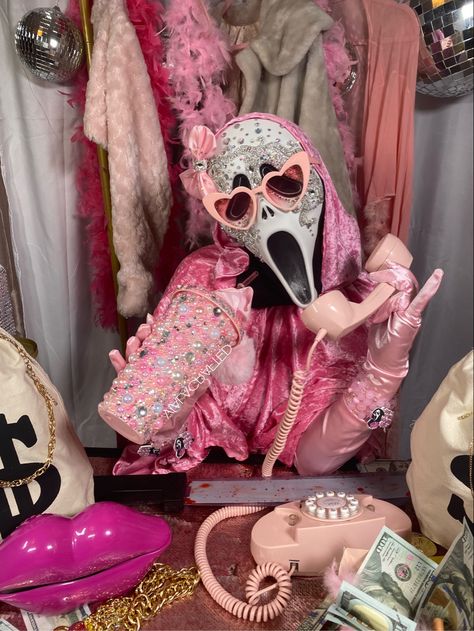 Pink Scream Costume, Pink Ghostface Party, Pink Ghostface Costume, Barbie Skeleton, Pink Scream Mask, Pink Scream Halloween, Pink Halloween Costume Ideas, Spooky Barbie, Pink Horror Aesthetic