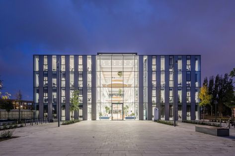 Westland Town Hall | architectenbureau cepezed #cepezed #CityHall #Hall #Naaldwijk #offices #PublicArchitecture #TheNetherlands Performance Architecture, Municipal Hall, Open Staircase, Facade Lighting, Hospital Design, Soyut Sanat Tabloları, Public Building, Green Building, Town Hall