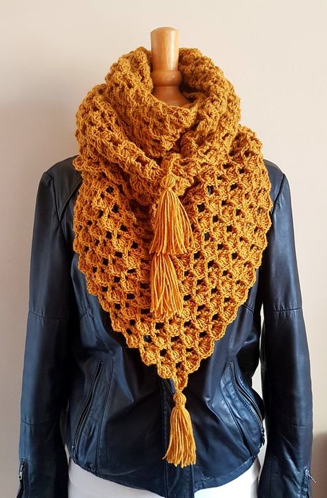 Triangle Scarf Crochet Pattern, Crochet Scarf Patterns, Crochet Snood, Crochet Triangle Scarf, Scarf Patterns, Crochet Scarf Pattern Free, Crochet Triangle, Crochet Cap, Crochet Buttons