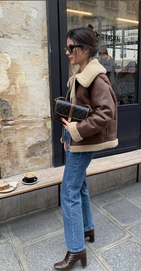 European Fashion Winter 2023, Jeans Outfit Cute, Shearling Coat Outfit, Cottage Outfit, Faux Fur Coat Outfit, Matilda Djerf Outfit, Brown Jacket Outfit, Trendy Leather Jacket, Shearling Leather Jacket