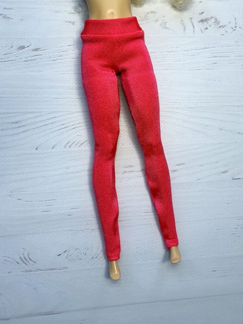 Free Barbie Pants Pattern, Barbie Leggings Pattern Free, Outfits With Pink Leggings, Leggings Pattern Free, Barbie Leggings, Sew Leggings, Patterns For Toys, Comfort Dolls, Barbie Winter