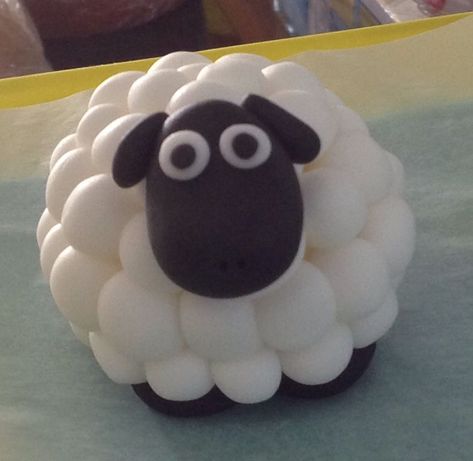 Sheep Cake Topper, Biscuit Anime, Sheep Fondant, Shaun The Sheep Cake, Panoramic Sugar Easter Eggs, Sheep Cake, Farm Animal Cakes, Easy Clay Sculptures, Sugar Paste Flowers