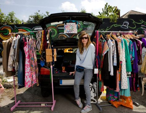 Yard Sales for Indiana Treasure Hunters Car Boot Sale Display, Clothing Booth, Cleaning Out Your Closet, Craft Booths, Garage Sale Tips, Booth Setup, Market Store, Car Boot Sale, Second Hand Fashion